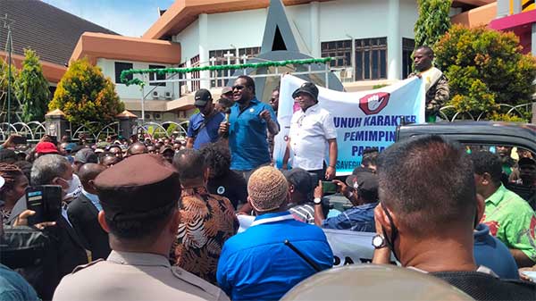 KNPI Papua Demo DUkung LE