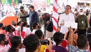 Presiden Jokowi Tinjau Penyerahan Bansos di Kantor Pos Dobo