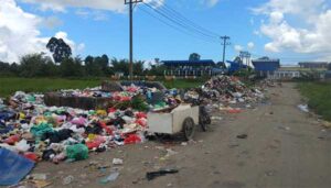 Protes Tumpukan Sampah di “TPA Mini” Sungai Warmun, Warga Minta Penjabat Turun Tangan
