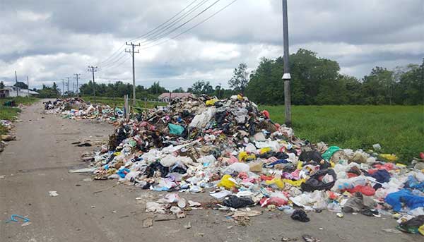 Protes Tumpukan Sampah di "TPA Mini" Sungai Warmun, Warga Minta Penjabat Turun Tangan 2 Sampah Sungai Warmun 2