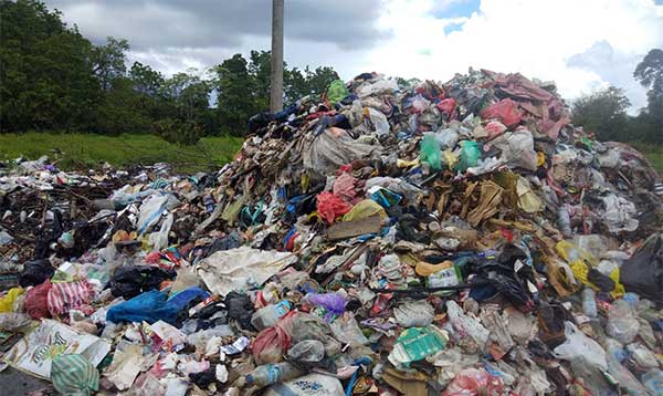 Protes Tumpukan Sampah di "TPA Mini" Sungai Warmun, Warga Minta Penjabat Turun Tangan 3 Sampah Sungai Warmun 3