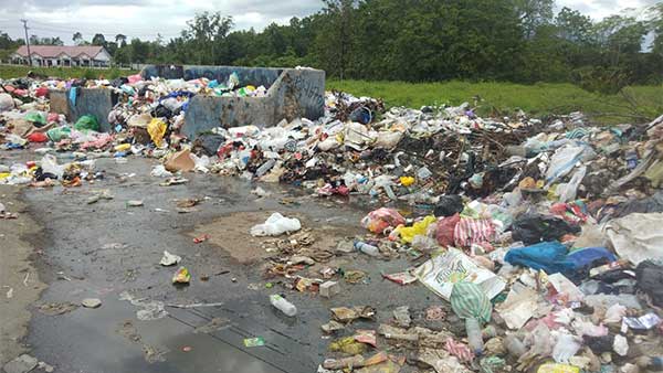 Protes Tumpukan Sampah di "TPA Mini" Sungai Warmun, Warga Minta Penjabat Turun Tangan 4 Sampah Sungai Warmun 4