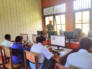 Personil TNI Dampingi Siswa SMA Marikai Ikut Bimtek Persiapan UAN Online