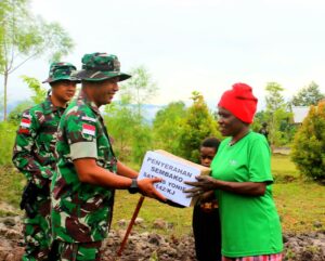 Berinteraksi Dengan Warga, Dansatgas TNI 142/KJ Bagi Sembako