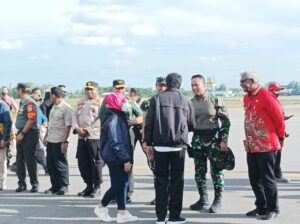 Panglima TNI Didampingi Pangdam Cenderawasih Antar Keberangkatan Presiden Jokowi