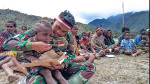 Satgas TNI 321/GT Kostrad Berbagi Kasih Bersama Masyarakat Nduga