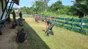 Satgas TNI 126/KC Bersama Warga Bersihkan Gereja di Perbatasan RI-PNG
