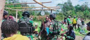 Satgas TNI 321/ Kostrad Bantu Jual Hasil Kebun Mama-Mama Papua