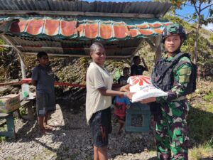 Satgas TNI 113/Jaya Sakti Bagikan Sembako di Kampung Kulirik