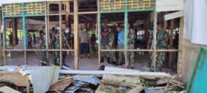 Personil Kodim Yahukimo Bantu Masyarakat Rehab Masjid At-Taqwa Dekai