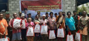 Kodim Mimika Salurkan Bansos dari Presiden RI