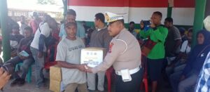 Polres Manokwari Bagi Bansos Penyesuaian Subsidi BBM 3 WhatsApp Image 2022 09 08 at 16.16.48
