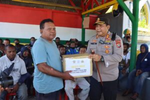 Polres Manokwari Bagi Bansos Penyesuaian Subsidi BBM