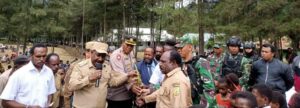 Satgas TNI Sukseskan Acara Bakar Batu di Lapangan SMPN 1 Ilaga