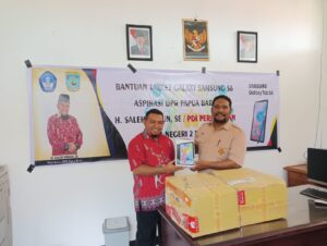 Saleh Siknun Bantu Siswa SMA Negeri 2 Fakfak Tablet Samsung Galaxy S6