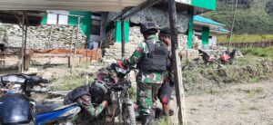Cara Unik, Satgas TNI 303/SSM Buka Bengkel Gratis Atasi Kendala Warga