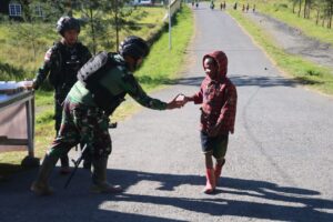 Jumat Berkah, Kotis Satgas 303/SSM Bagikan Bubur Kacang Hijau