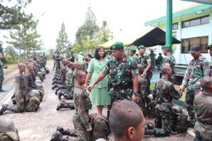 Yonif 756/WMS Gelar Tradisi Korp Penerimaan 63 Warga Baru