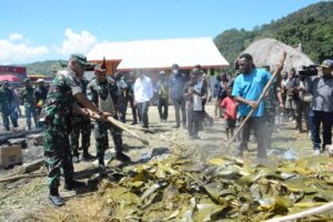 Korem 172/PWY Gelar Bakar Batu Bersama Masyarakat Pegunungan Tengah di Kota Jayapura
