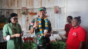 Salurkan Bantuan UMKM, Danrem JO Sembiring: Kita Promosikan Usaha Mama-Mama Papua