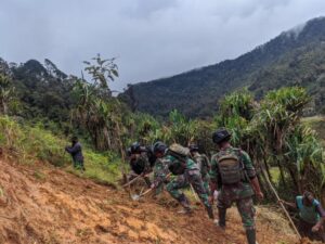 Satgas TNI Olah Lahan Guna Tingkatkan Perekonomian Masyarakat Nduga