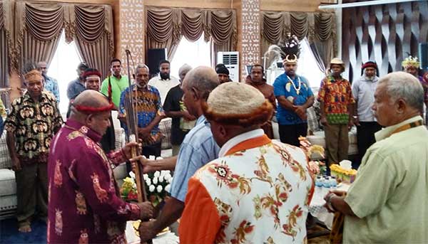 Gubernur LE Kukuhkan Kepala Suku Besar Tanah Papua