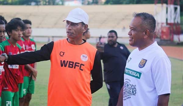 Pangdam Cenderawasih Nonton Fun Games Sepak Bola di Stadion Mandala