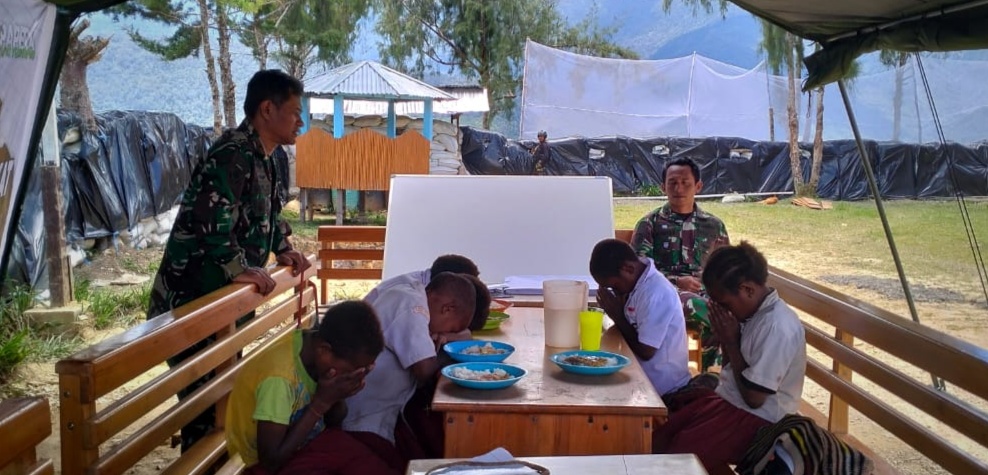 Sapaan "Bapa Pater" Dikalangan Anak-anak ke Prajurit Satgas YPR 305/Tengkorak 1 IMG 20221021 WA0011