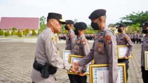 Berprestasi, 6 Personil Polri Terima Penghargaan Kapolda PB
