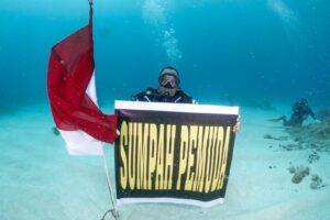 Wamendagri Pimpin Upacara HSP ke-94 Dibawah Laut