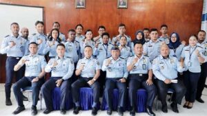 Kadiv Admin Kanwil Kemenkumham Papua Beri Arahan di Kantor Imigrasi Biak