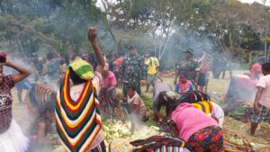 Masyarakat Timeria Bersama Satgas TNI 142/KJ Gelar Bakar Batu