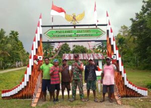 Babinsa Koramil Yapen Timur Bersama Warga Bangun Gapura Pancasila