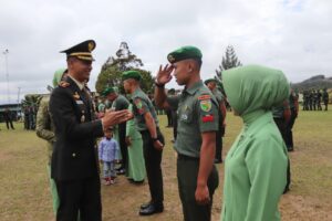 4 Personil Yonif 756/WMS Terima Penghargaan Naik Pangkat Dari KSAD