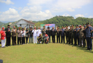 Upacara HUT TNI Ke-77 Wilayah Garnizun Jayapura Diwarnai Atraksi Paralayang