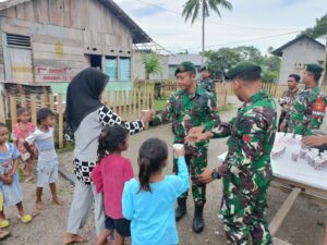 Jumat Berkah, Satgas Yonarmed 1 Kostrad Gelar Baksos Keliling di Kampung Lisbata