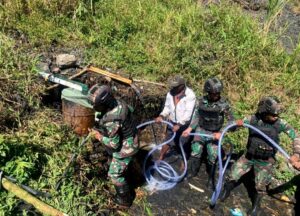 Satgas TNI 301/PKS Bantu Buat Penampungan Air Bersih di Kampung Wandigobak