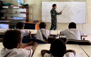 Ketika Satgas TNI 405/SK Berikan Ilmu Dengan Penuh Kebahagiaan Di Tembagapura