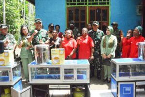 Danrem JO Serahkan Bantuan UMKM Mama Papua di Kampung Holtekamp
