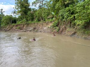 Aksi Prajurit Satgas TNI 711 Bantu Selamatkan 2 Orang Anak Tenggelam Di Sungai