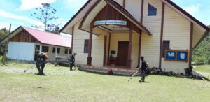 Babinsa Koramil 1715-01/Oksibil Gelar Karya Bakti Bersihkan Rumah Ibadah