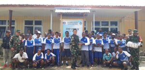 Koramil Oksibil Beri Bantuan 100 Alkitab Ke SMP Papua Cerdas Di Serambakon