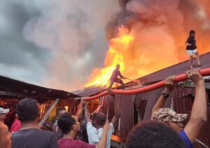 Satgas Yonif R 600/Modang Bantu Padam Amukan Si Jago Merah Di Pasar Agats