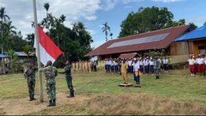 Upacara Bendera Perdana TNI Bersama Pelajar SD-SMPN Satu Atap Iwur Pegubin