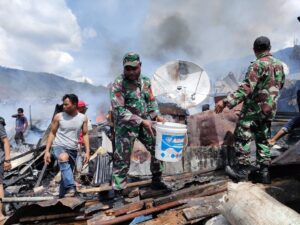 Kodim Puncak Jaya Bantu Padamkan Api Kebakaran Di Pasar Kota Baru Mulia