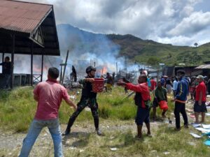 Personil Satgas Yonif RK 113/JS Padamkan Kebakaran Di Puncak Jaya