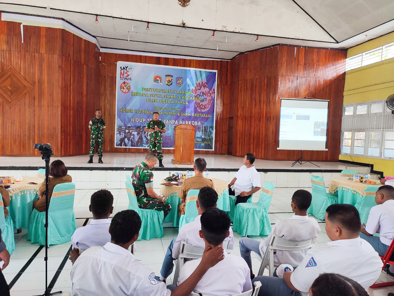 Korem 172/PWY-Polda Papua Gelar Penyuluhan Narkoba Di SMKN 3 Jayapura 1 WhatsApp Image 2022 10 18 at 17.52.51 1