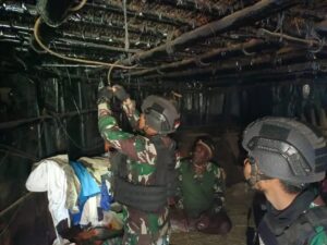 Balingga Bercahaya, Satgas TNI 203/AK Pasang Lampu Gratis Di Honai Warga
