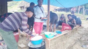 Satgas TMMD Kodim Jayawijaya Makan Bersama Masyarakat Kampung Iyora