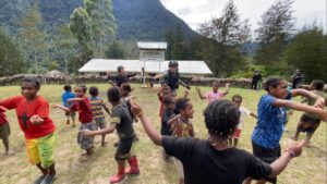 Satgas TNI Yonif 303/SSM Senam Maumere Bersama Anak-Anak Papua